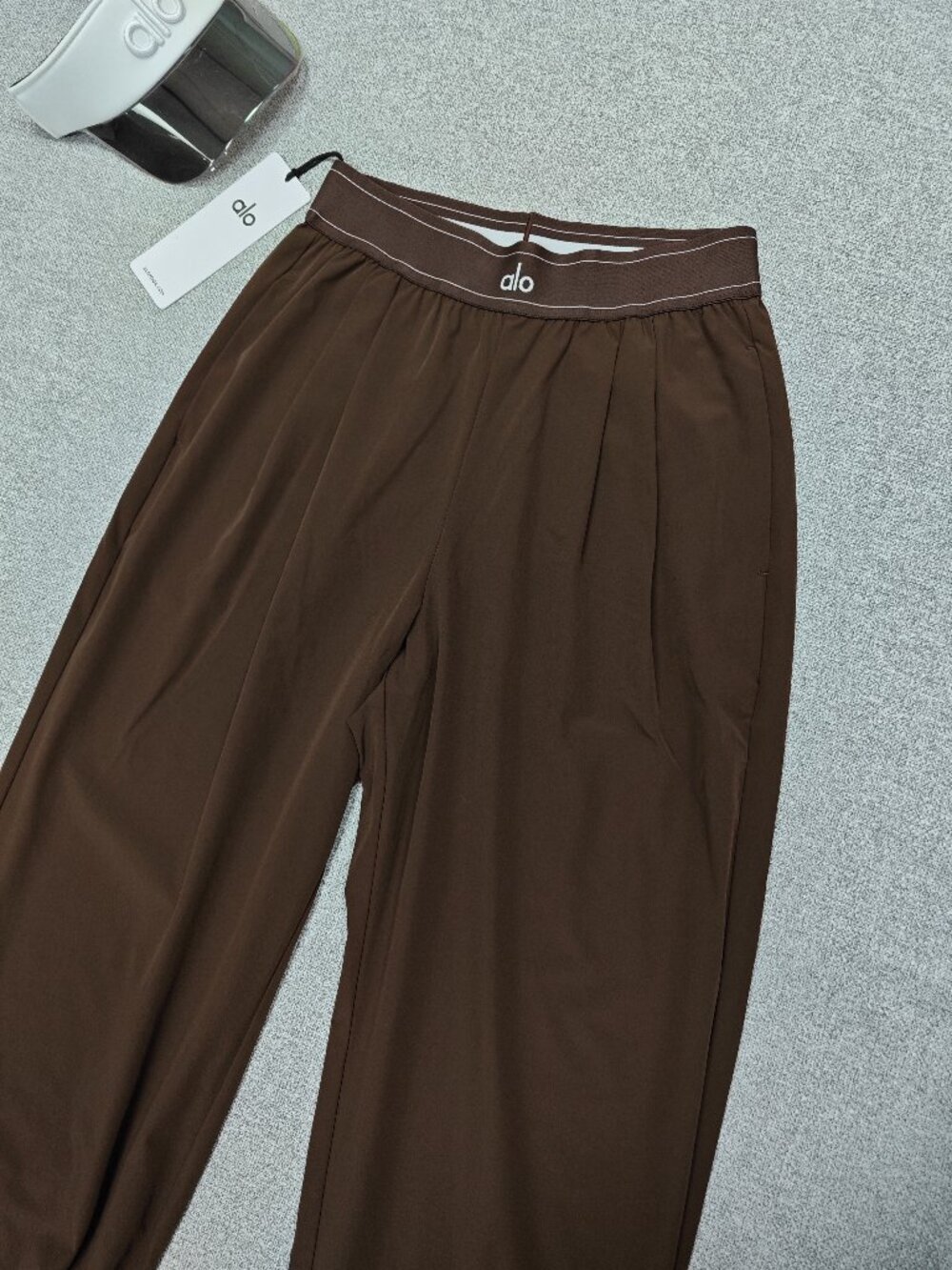 NWT ALO Yoga Regular Espresso Brown Size M 🎨 Relaxed Fit Suit Up Trousers - Picture 3 of 8